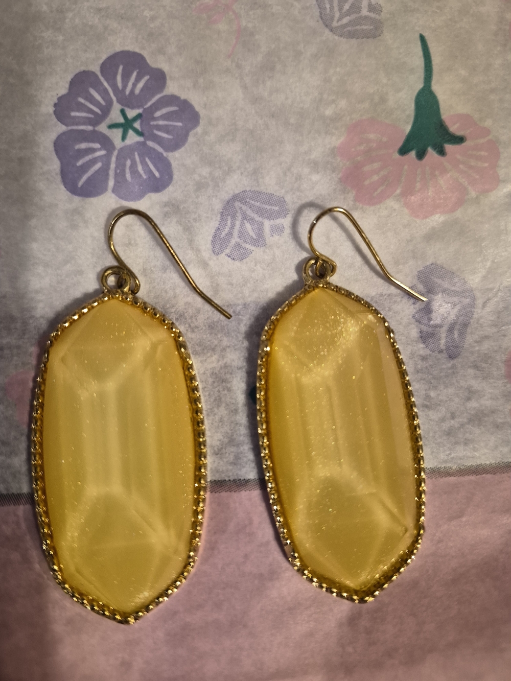 Kendra Scott ELLE style . Iconic .  Yellow Faceted Drop Earrings with Gold Trim